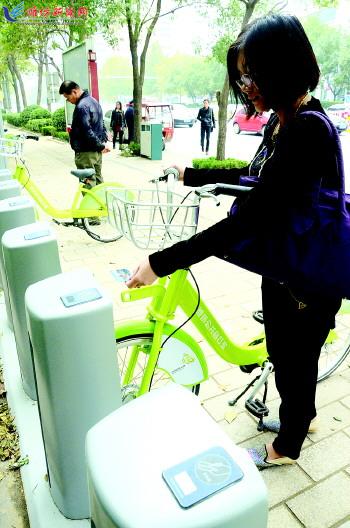 市民在站點(diǎn)刷卡取車。記者 殷夢