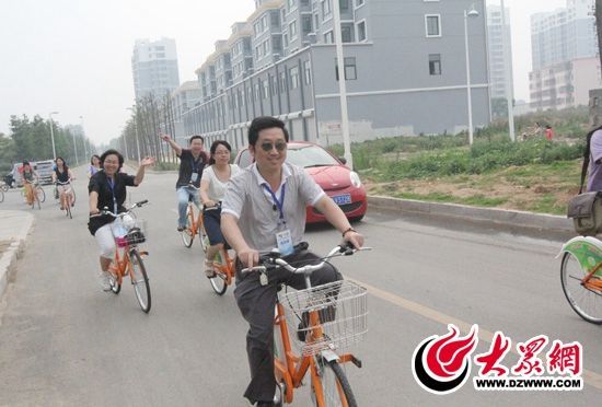 記者們騎上公共自行車，感受到城市公共自行車的便捷和樂趣。 記者 郭豪 攝。