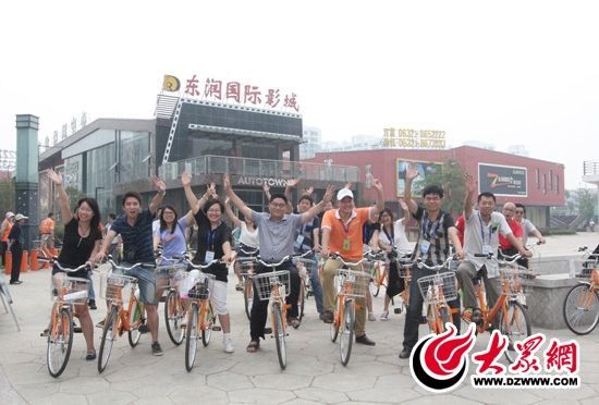 采訪團(tuán)記者做好準(zhǔn)備體驗(yàn)公共自行車。 記者 郭豪 攝。